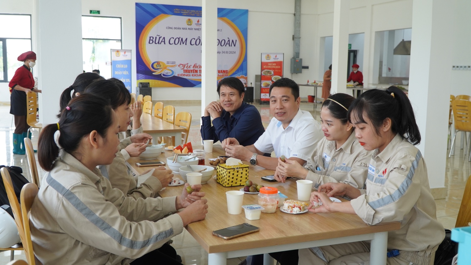 “Bữa cơm Công đoàn” - ấm lòng người lao động NMNĐ Thái Bình 2 Thái Bình 2 - Bữa ăn Công đoàn
