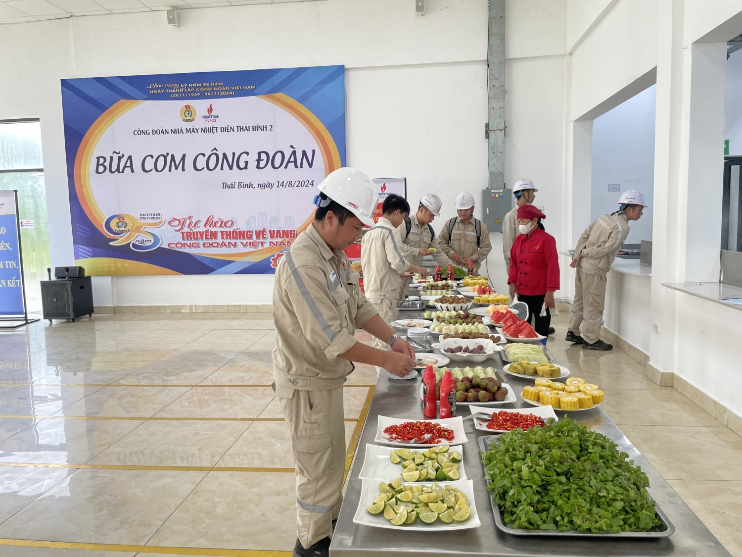 “Bữa cơm Công đoàn” - ấm lòng người lao động NMNĐ Thái Bình 2 Thái Bình 2