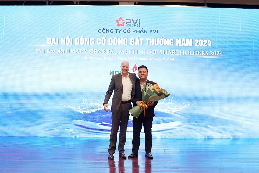 Chủ tịch HĐQT tặng hoa cho ông Nguyễn Xuân Hòa Chủ tịch HĐQT tặng hoa cho ông Nguyễn Xuân Hòa