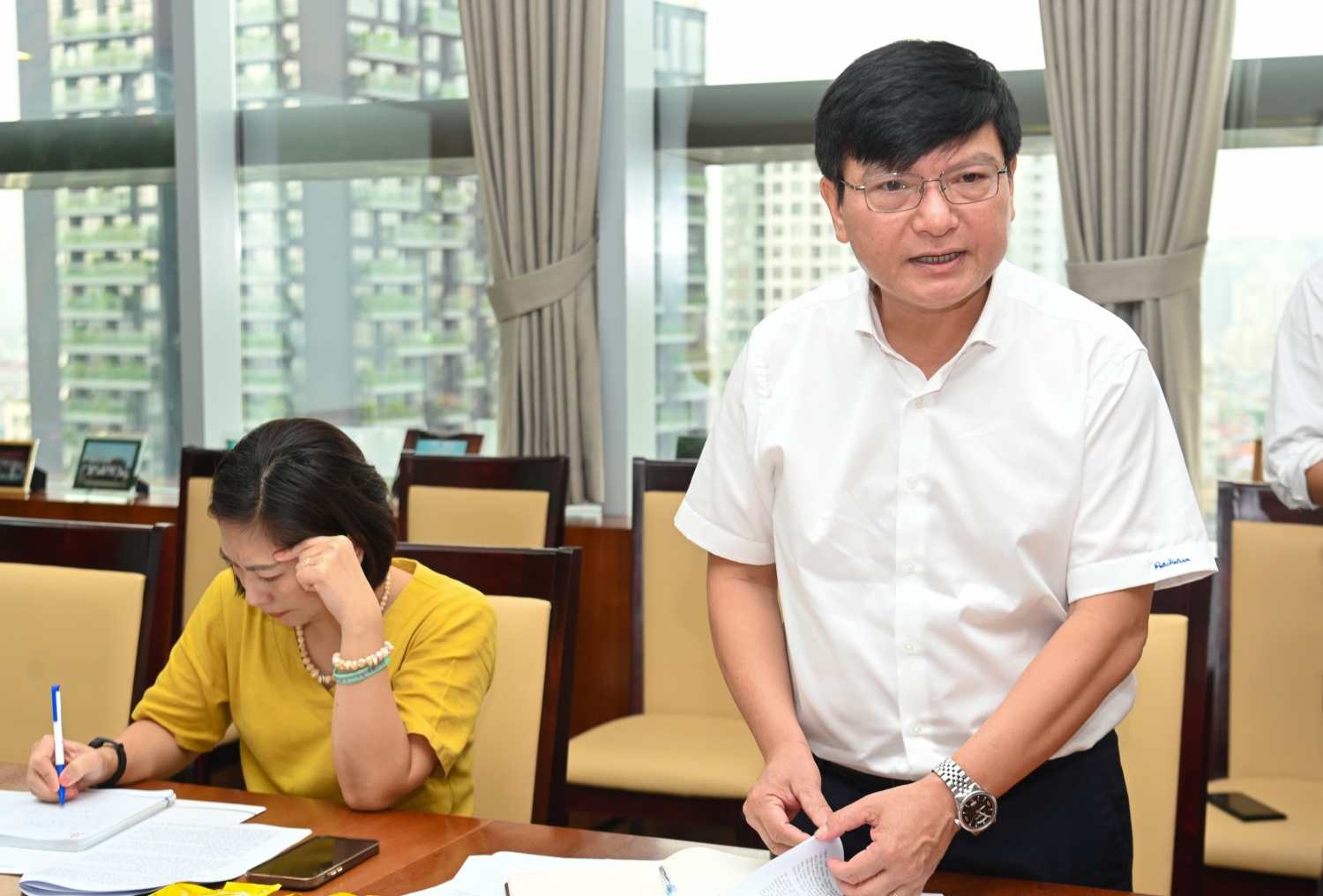 đồng chí Lê Anh Chiến - Phó Trưởng ban phụ trách Ban Tuyên giáo Đảng ủy Tập đoàn báo cáo tại cuộc họp Petrovietnam thực hiện vận động “Người Việt Nam ưu tiên dùng hàng Việt Nam”