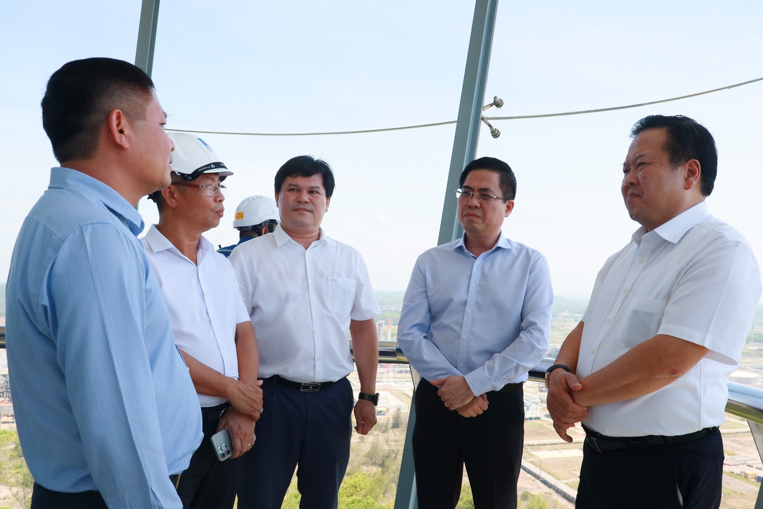 Lãnh đạo UBQLVNN và UBND tỉnh Quảng Ngãi nghe lãnh đạo BSR báo cáo về tình hình sản xuất kinh doanh.