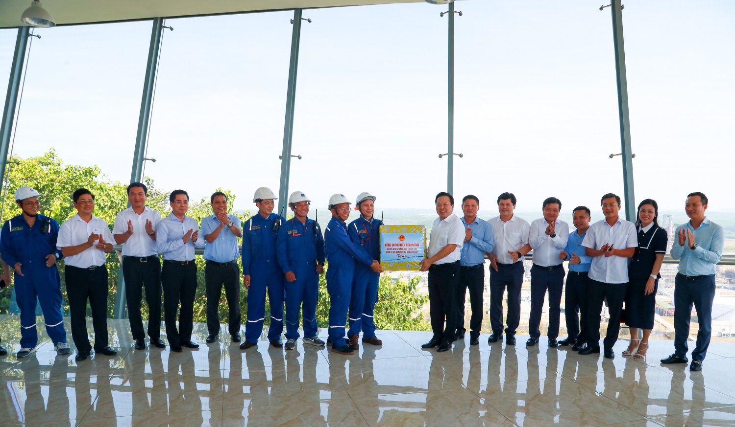 Đoàn công tác của UBQLVNN cũng thăm hỏi, động viên và tặng quà cho NLĐ đang làm việc tại NMLD Dung Quất.