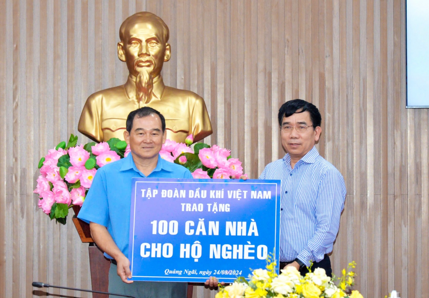 Đại diện Petrovietnam, ông Lê Xuân Huyên - Phó tổng Giám đốc trao biển tượng trưng tặng 100 căn nhà cho hộ nghèo tỉnh Quảng Ngãi. Đại diện Petrovietnam, ông Lê Xuân Huyên - Phó tổng Giám đốc trao biển tượng trưng tặng 100 căn nhà cho hộ nghèo tỉnh Quảng Ngãi.