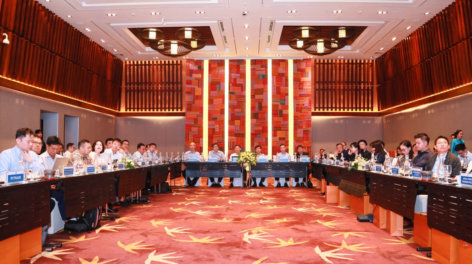 Các đại biểu theo dõi, thảo luận tại hội thảo. Các đại biểu theo dõi, thảo luận tại hội thảo.