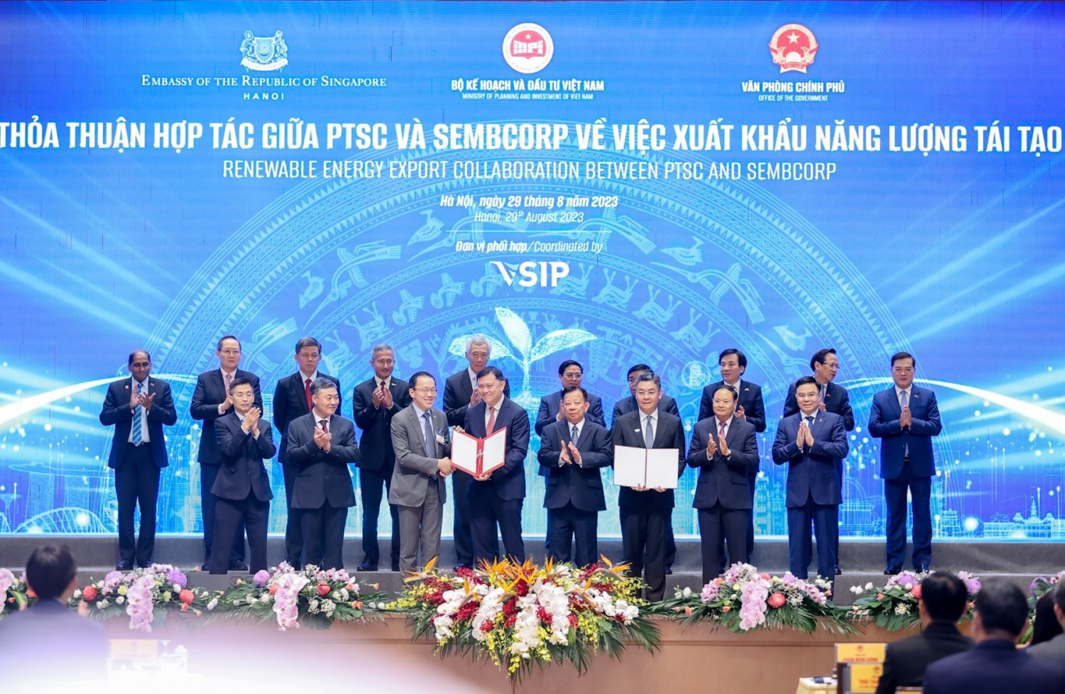 Thủ tướng Chính phủ Việt Nam và Singapore chứng kiến trao nhận giấy phép khảo sát cho dự án điện gió ngoài khơi tại Việt Nam cho liên danh PTSC - Sembcorp Điện gió ngoài khơi – Động lực mới cho sự phát triển bền vững của Petrovietnam
