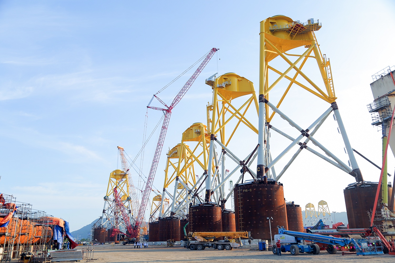 Công trường thi công chân đế điện gió ngoài khơi tại cảng PTSC. Điện gió ngoài khơi – Động lực mới cho sự phát triển bền vững của Petrovietnam