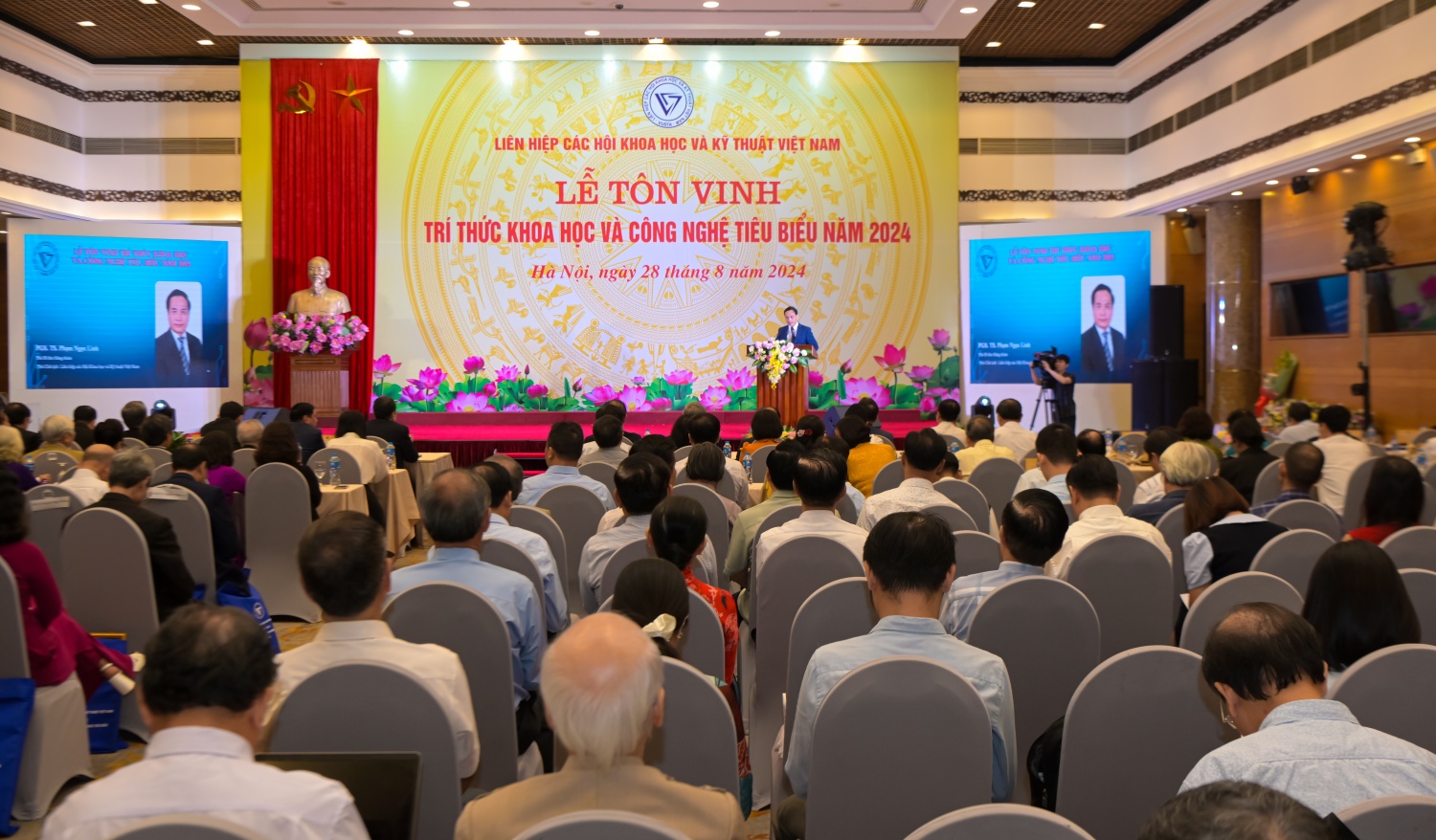 Toàn cảnh Lễ tôn vinh Toàn cảnh Lễ tôn vinh