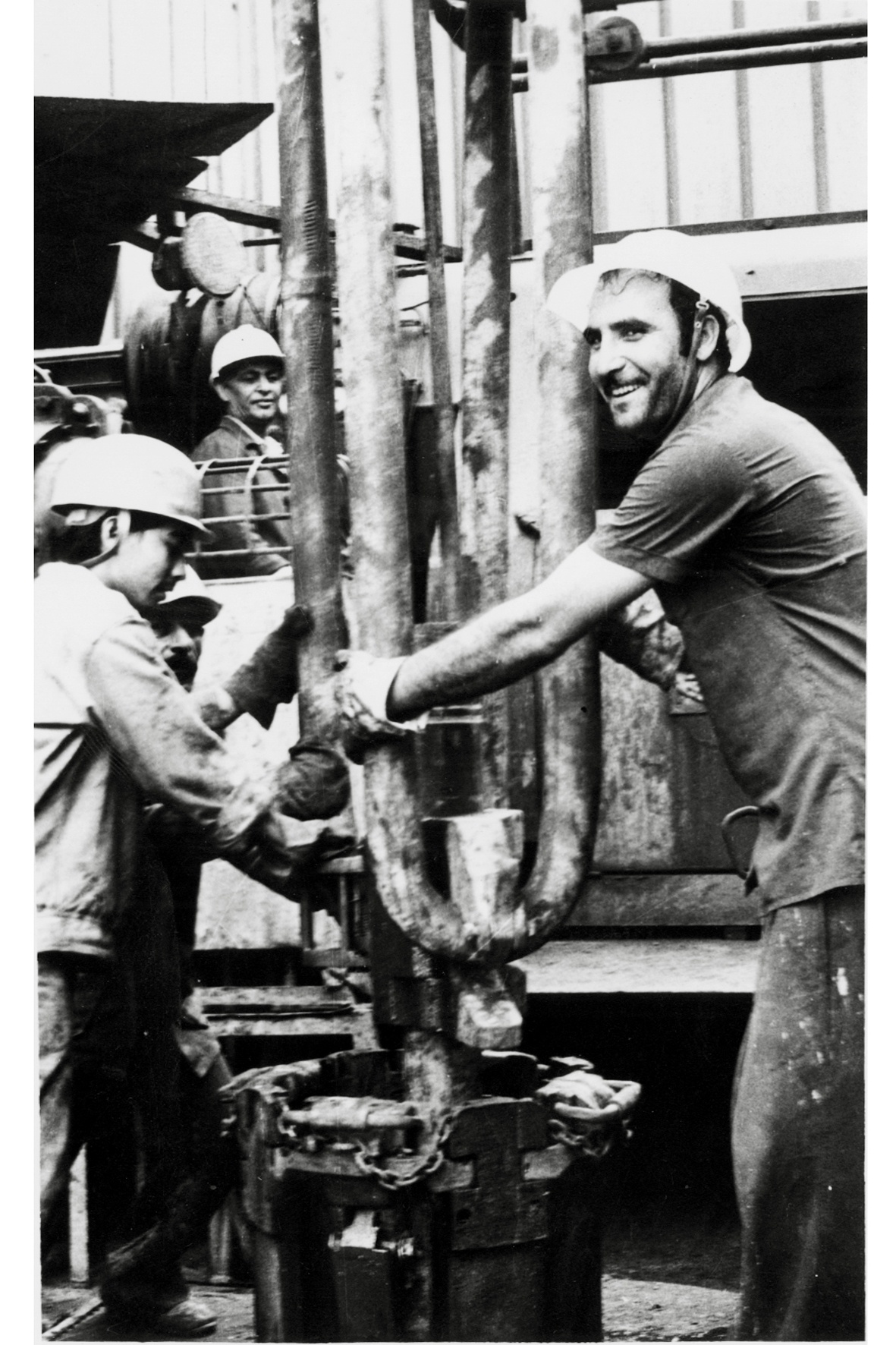 Tháng 5/1987 phát hiện dầu công nghiệp đầu tiên từ tầng móng mỏ Bạch Hổ (ảnh: tư liệu Vietsovpetro) Tháng 5/1987 phát hiện dầu công nghiệp đầu tiên từ tầng móng mỏ Bạch Hổ (ảnh: tư liệu Vietsovpetro)