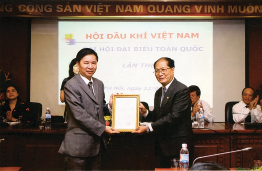 Hội Dầu khí góp tiếng nói trung thực, trách nhiệm, trí tuệ, đồng hành với sự phát triển ngành Dầu khí Thứ trưởng Bộ Nội vụ Trần Hữu Thắng trao Quyết định cho phép thành lập Hội Dầu khí Việt Nam tại Đại hội đại biểu toàn quốc Hội Dầu khí Việt Nam lần thứ I