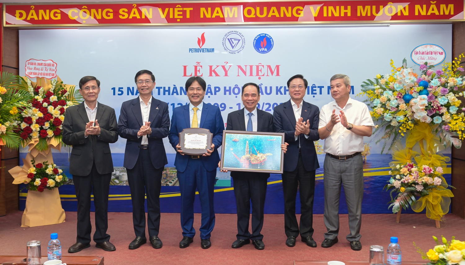 Lễ kỷ niệm 15 năm thành lập Hội Dầu khí Việt Nam Lễ kỷ niệm 15 năm thành lập Hội Dầu khí Việt Nam