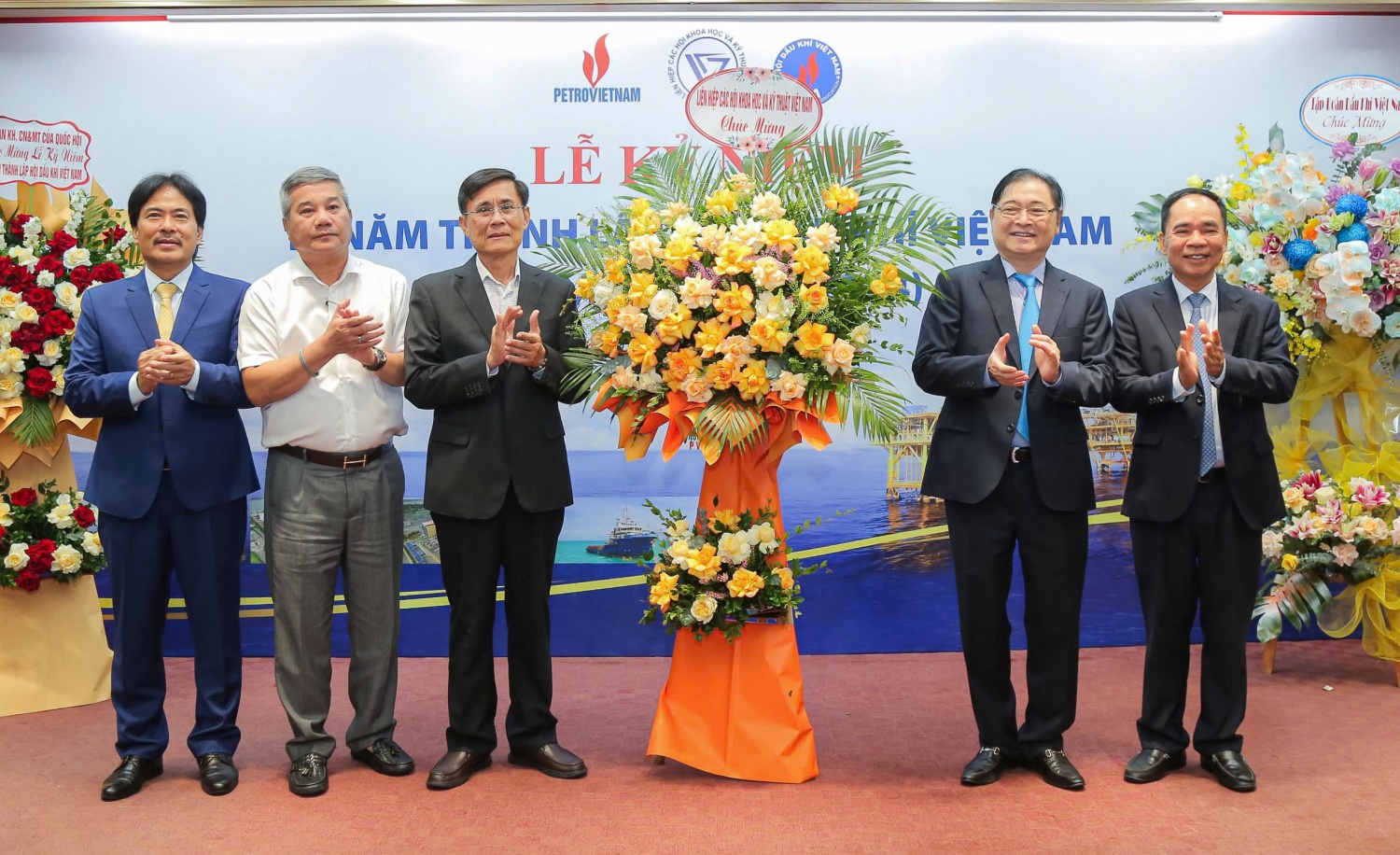 Lễ kỷ niệm 15 năm thành lập Hội Dầu khí Việt Nam Lễ kỷ niệm 15 năm thành lập Hội Dầu khí Việt Nam