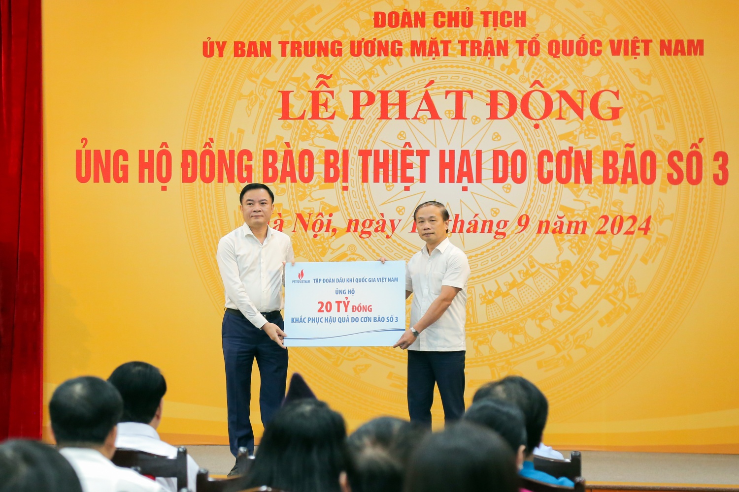 Nghĩa tình người Dầu khí hướng về đồng bào các địa phương gặp thiệt hại do bão số 3 Nghĩa tình người Dầu khí hướng về đồng bào các địa phương gặp thiệt hại do bão số 3