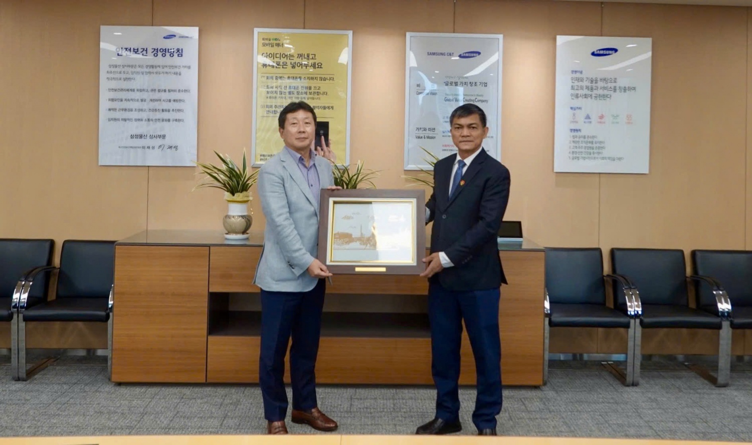 PVCFC và SAMSUNG mở rộng phân phối sản phẩm chất lượng trên thị trường thế giới PVCFC và SAMSUNG mở rộng phân phối sản phẩm chất lượng trên thị trường thế giới