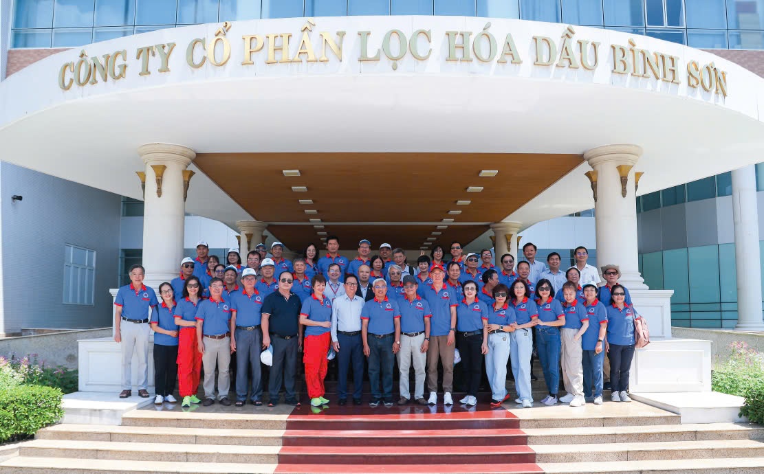 Hội Dầu khí Vũng Tàu và Hội Dầu khí Quảng Ngãi chụp ảnh lưu niệm nhân dịp tham quan và làm việc tại NMLD Dung Quất “Những người đi tìm lửa” ở thủ phủ Dầu khí