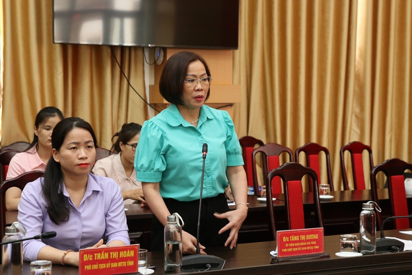 đồng chí Tăng Thị Dương - Phó Chủ tịch Ủy ban MTTQ tỉnh Tuyên Quang Nghĩa tình người Dầu khí hỗ trợ đồng bào tỉnh Tuyên Quang khắc phục hậu quả do bão số 3 gây ra