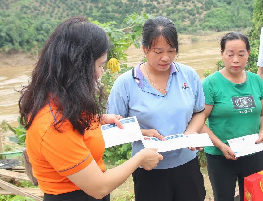 Nặng nghĩa tình người Dầu khí tại tỉnh Tuyên Quang khắc phục hậu quả do bão số 3 gây ra Nghĩa tình người Dầu khí hỗ trợ đồng bào tỉnh Tuyên Quang khắc phục hậu quả do bão số 3 gây ra