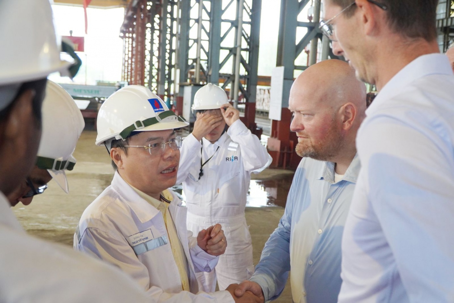 Tổng Giám đốc DQS Nguyễn Anh Minh trao đổi với đối tác bên lề buổi Lễ cắt tole. Tổng Giám đốc DQS Nguyễn Anh Minh trao đổi với đối tác bên lề buổi Lễ cắt tole.