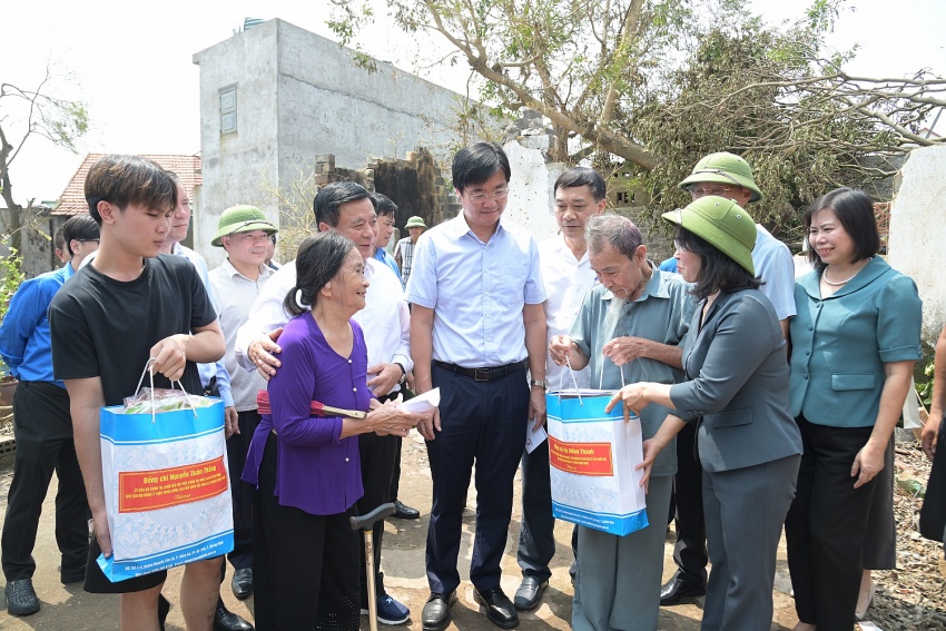 Chặng đường Petrovietnam đồng hành, sẻ chia cùng bà con vượt qua mùa bão lũ Chặng đường Petrovietnam đồng hành, sẻ chia cùng bà con vượt qua mùa bão lũ