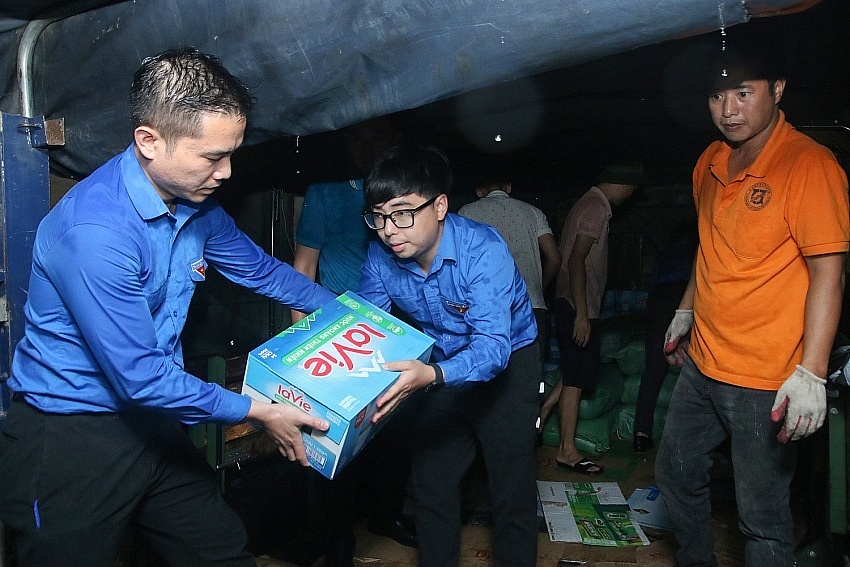 Muôn vàn yêu thương, người Dầu khí hướng về bà con vùng lũ Muôn vàn yêu thương, người Dầu khí hướng về bà con vùng lũ