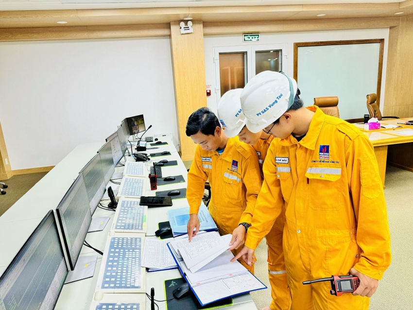 Một ngày làm việc ở Nhà máy Xử lý Khí Dinh Cố Một ngày làm việc ở Nhà máy Xử lý Khí Dinh Cố