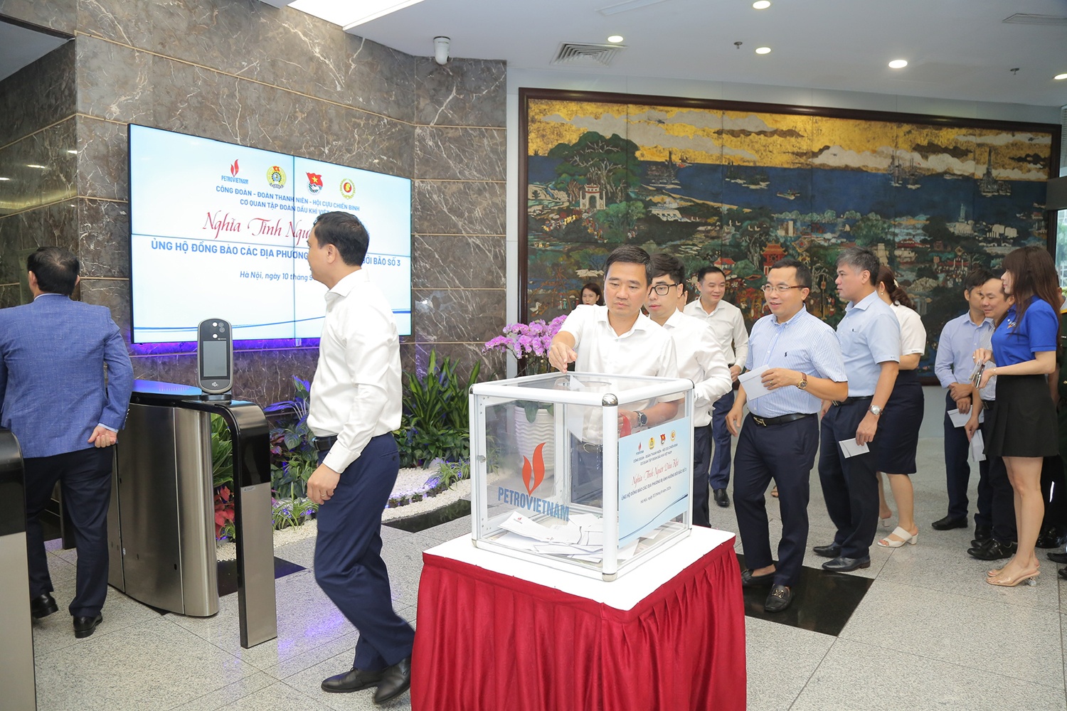 Gần 6 vạn người lao động Dầu khí làm thêm ngày nghỉ để hỗ trợ đồng bào bị thiệt hại do thiên tai người lao động Dầu khí