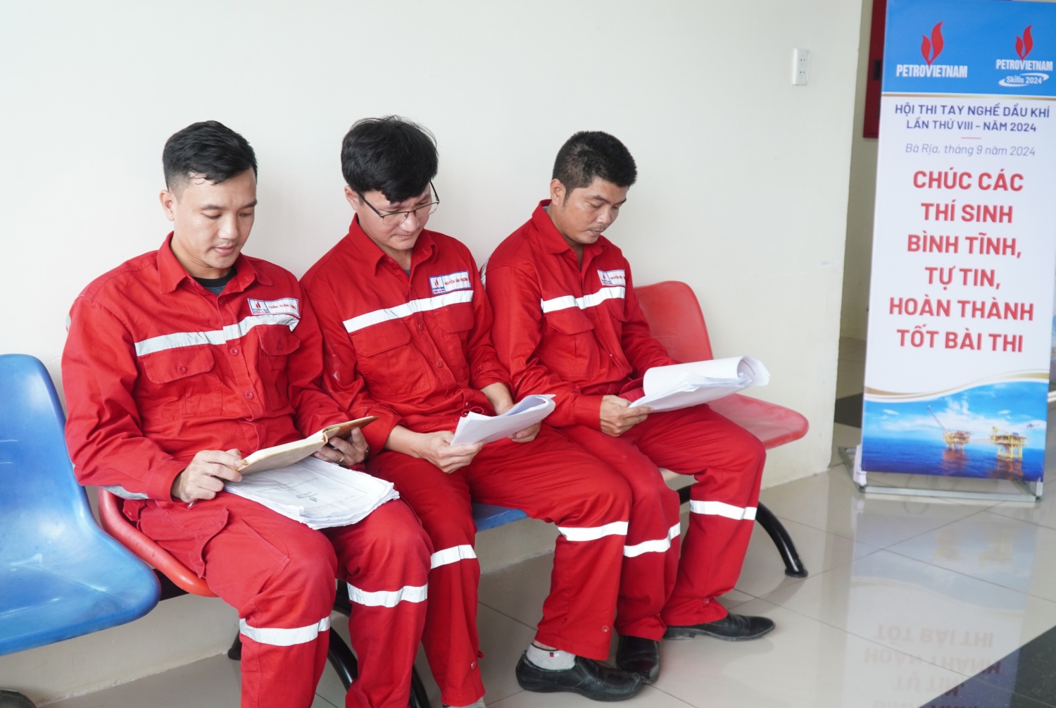 Các thí sinh chuẩn bị nghiêm túc, tập trung cao độ hoàn thành bài thi Các thí sinh chuẩn bị nghiêm túc, tập trung cao độ hoàn thành bài thi
