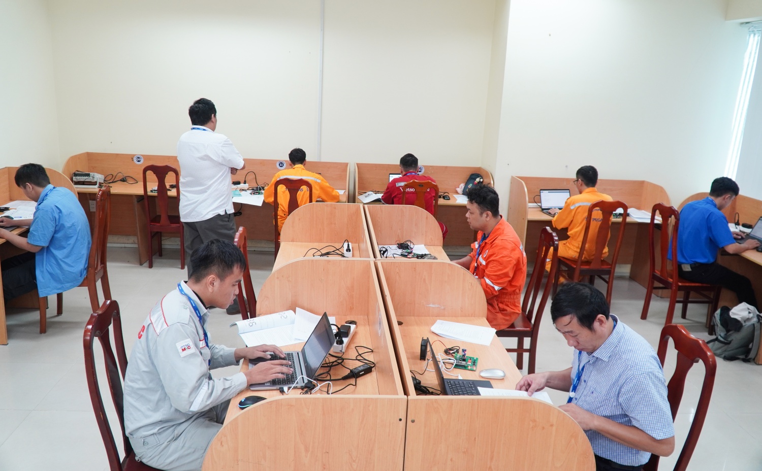 Các thí sinh chuẩn bị nghiêm túc, tập trung cao độ hoàn thành bài thi Các thí sinh chuẩn bị nghiêm túc, tập trung cao độ hoàn thành bài thi