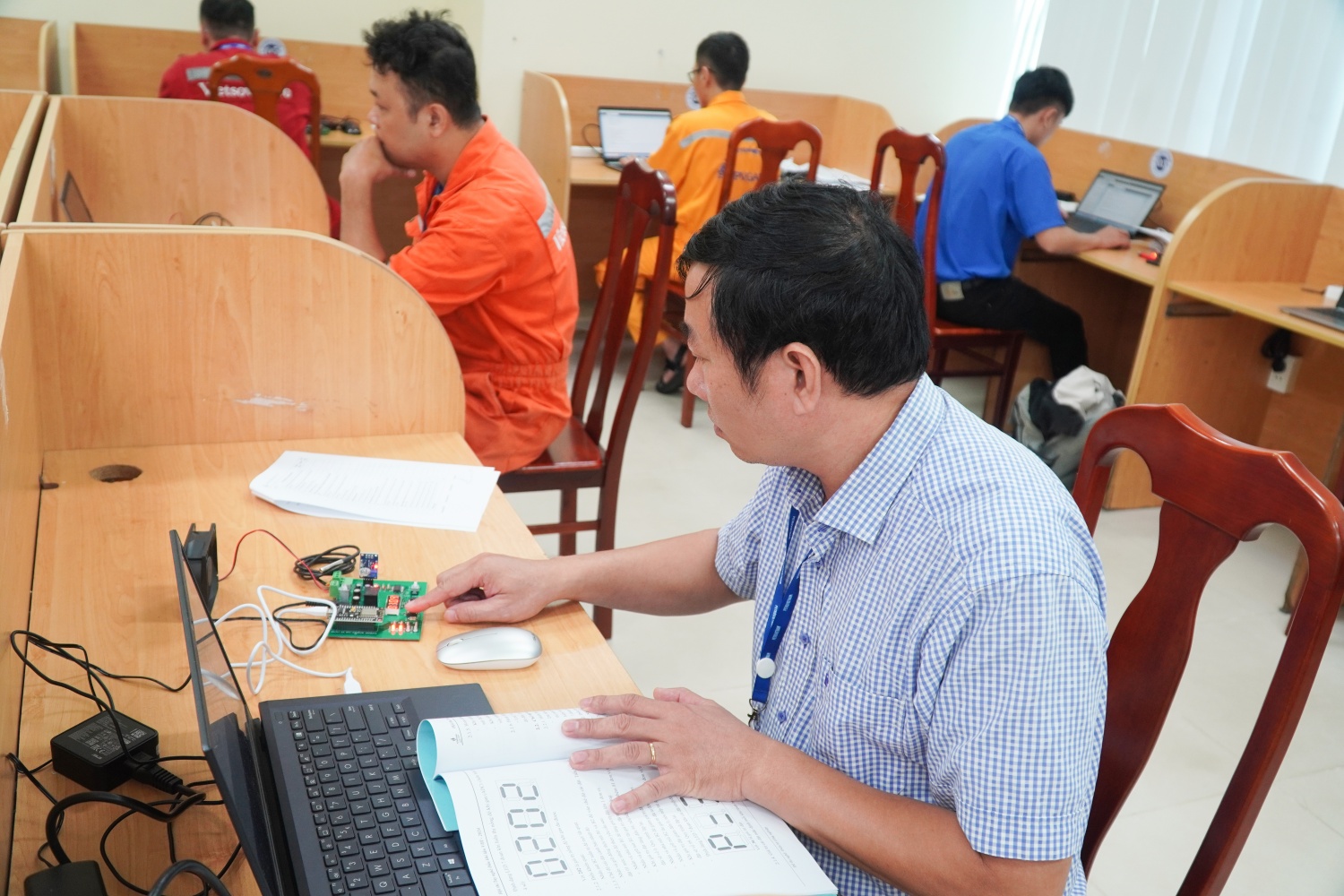 Các thí sinh chuẩn bị nghiêm túc, tập trung cao độ hoàn thành bài thi Các thí sinh chuẩn bị nghiêm túc, tập trung cao độ hoàn thành bài thi