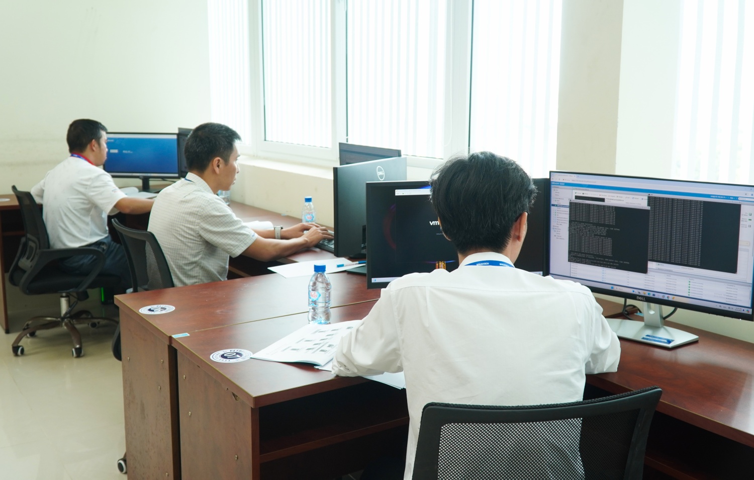 Các thí sinh chuẩn bị nghiêm túc, tập trung cao độ hoàn thành bài thi Các thí sinh chuẩn bị nghiêm túc, tập trung cao độ hoàn thành bài thi