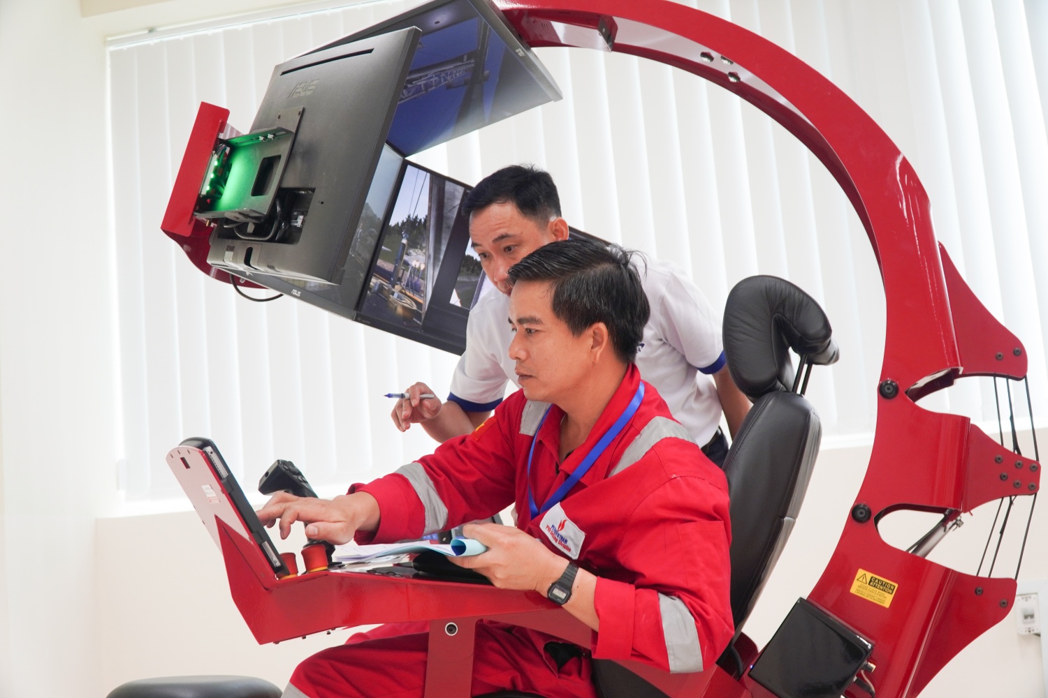 Các thí sinh chuẩn bị nghiêm túc, tập trung cao độ hoàn thành bài thi Các thí sinh chuẩn bị nghiêm túc, tập trung cao độ hoàn thành bài thi
