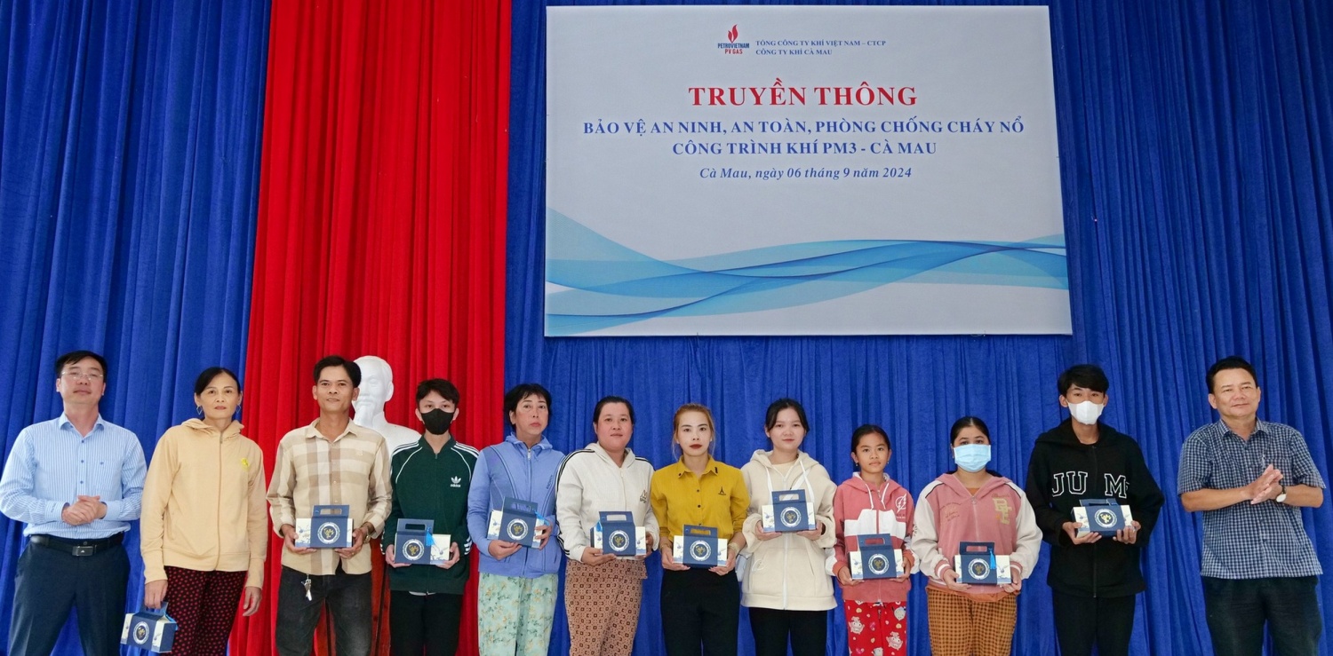Hỗ trợ các gia đình khó khăn tại 2 xã Hỗ trợ các gia đình khó khăn tại 2 xã