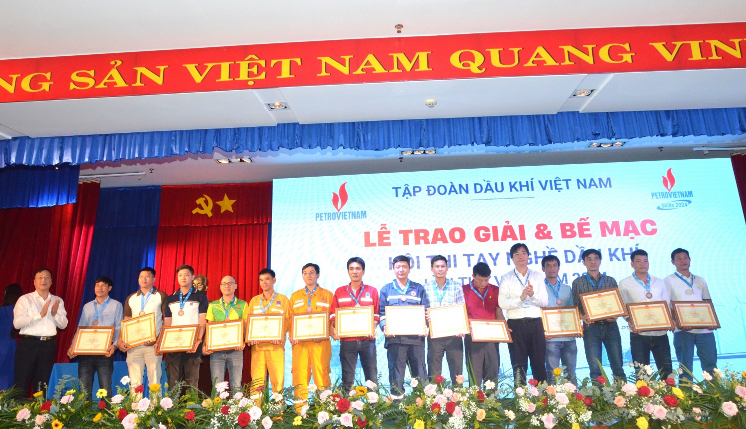 Bế mạc Hội thi tay nghề Dầu khí lần thứ VIII năm 2024: Tôn vinh những bàn tay vàng của ngành Dầu khí Bế mạc Hội thi tay nghề Dầu khí lần thứ VIII năm 2024: Tôn vinh những bàn tay vàng của ngành Dầu khí