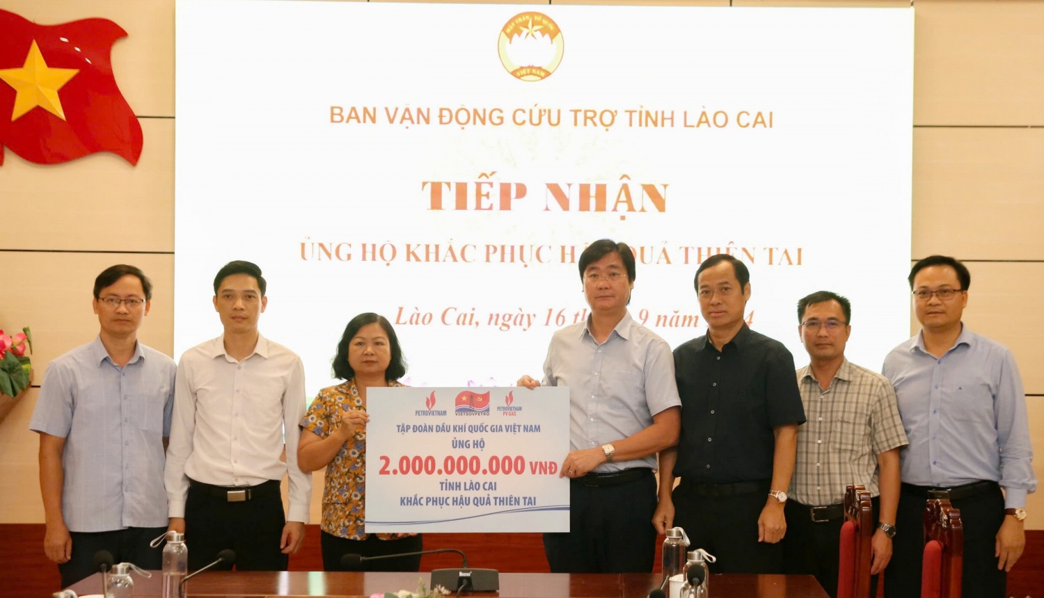 Đồng chí Trần Xuân Thành, Chủ tịch Công đoàn PV GAS đại diện PV GAS tham gia cùng Công đoàn Dầu khí Việt Nam tặng quà cứu trợ tỉnh Lào Cai Đồng chí Trần Xuân Thành, Chủ tịch Công đoàn PV GAS đại diện PV GAS tham gia cùng Công đoàn Dầu khí Việt Nam tặng quà cứu trợ tỉnh Lào Cai