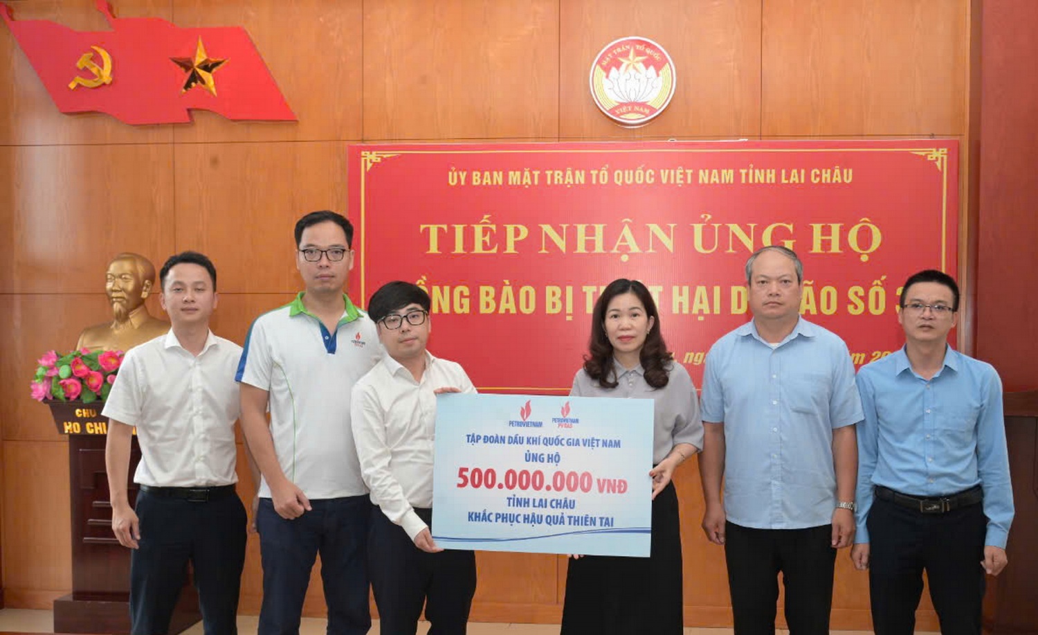 Đồng chí Lê Hoài Bắc, Bí thư Đoàn Thanh niên PV GAS tham gia cùng Đoàn Thanh niên Tập đoàn Dầu khí Quốc gia Việt Nam tặng quà cứu trợ tỉnh Lai Châu Đồng chí Lê Hoài Bắc, Bí thư Đoàn Thanh niên PV GAS tham gia cùng Đoàn Thanh niên Tập đoàn Dầu khí Quốc gia Việt Nam tặng quà cứu trợ tỉnh Lai Châu