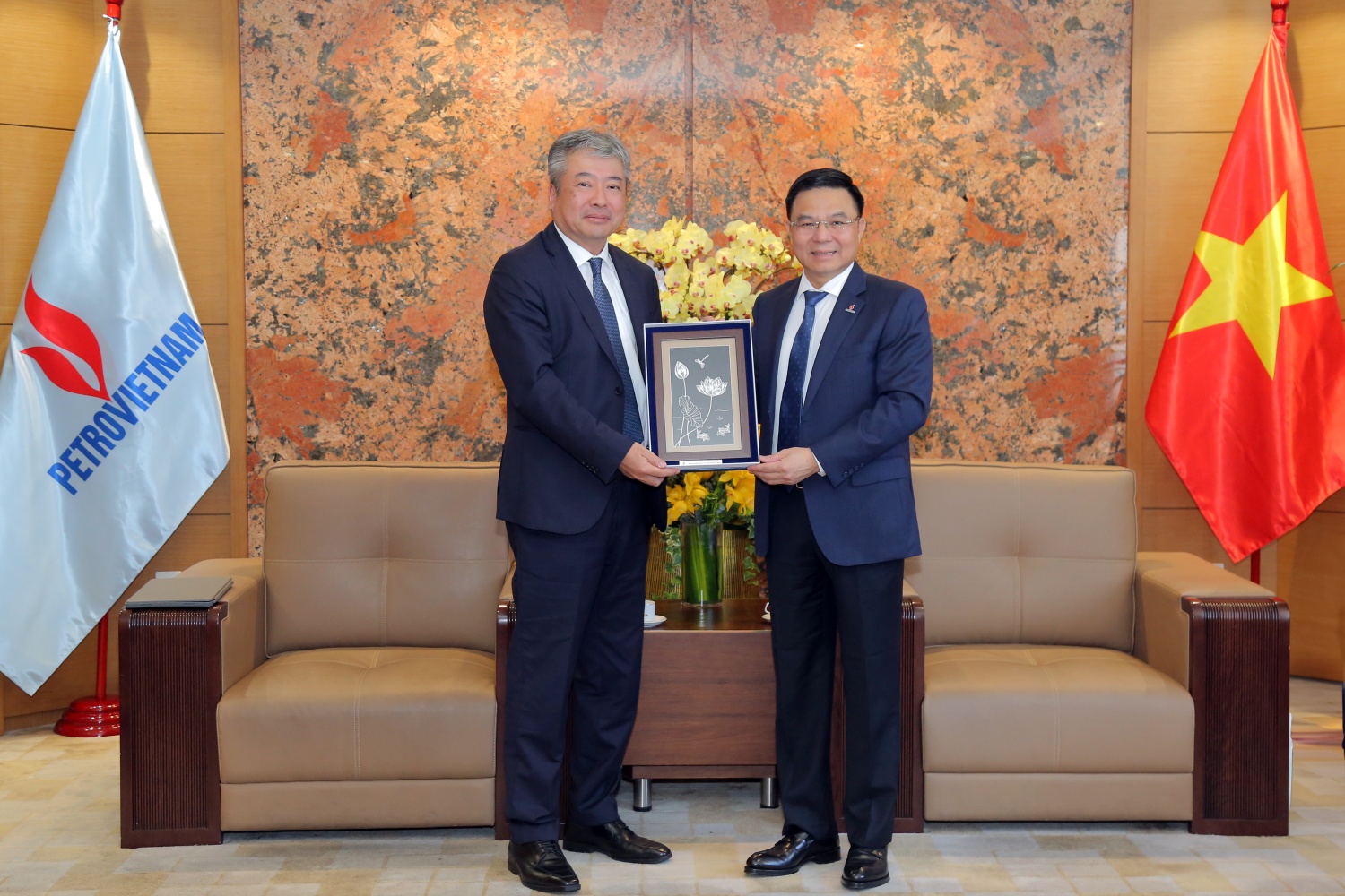 Chủ tịch HĐTV Petrovietnam Lê Mạnh Hùng tiếp lãnh đạo Công ty Mitsu (Nhật Bản) Chủ tịch HĐTV Petrovietnam Lê Mạnh Hùng tiếp lãnh đạo Công ty Mitsu (Nhật Bản)