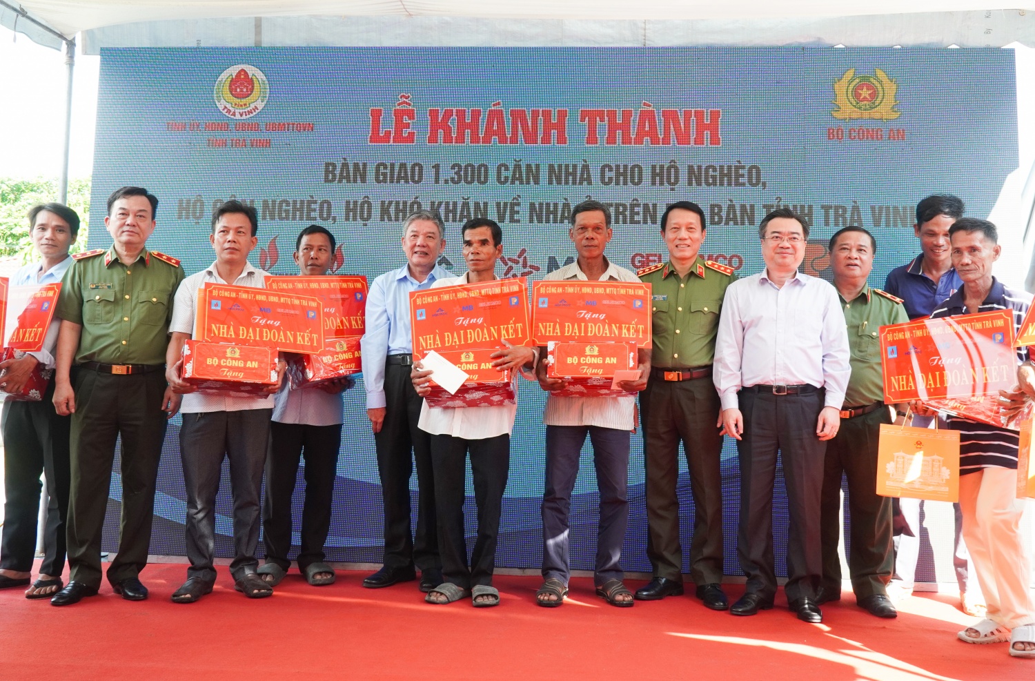 Khánh thành và bàn giao 1.300 căn nhà cho người nghèo tại Trà Vinh Khánh thành và bàn giao 1.300 căn nhà cho người nghèo tại Trà Vinh