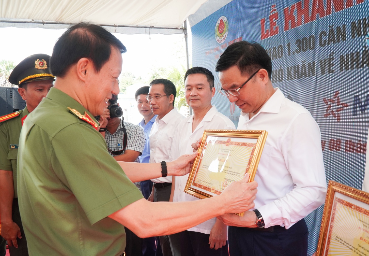 Khánh thành và bàn giao 1.300 căn nhà cho người nghèo tại Trà Vinh Khánh thành và bàn giao 1.300 căn nhà cho người nghèo tại Trà Vinh