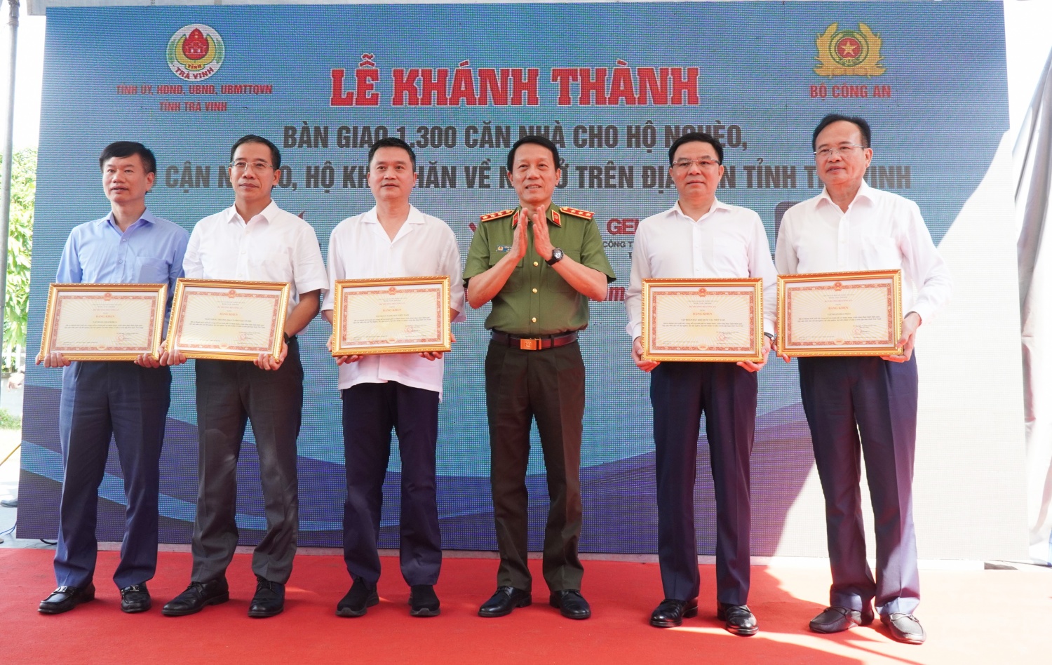 Khánh thành và bàn giao 1.300 căn nhà cho người nghèo tại Trà Vinh Khánh thành và bàn giao 1.300 căn nhà cho người nghèo tại Trà Vinh