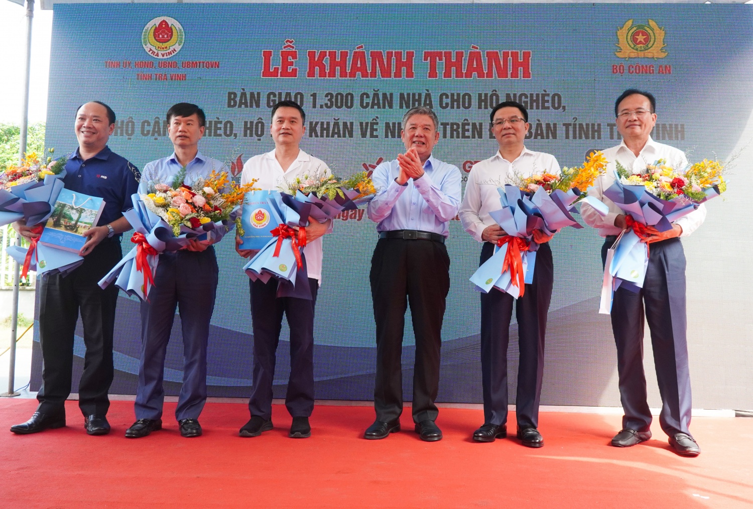 Khánh thành và bàn giao 1.300 căn nhà cho người nghèo tại Trà Vinh Khánh thành và bàn giao 1.300 căn nhà cho người nghèo tại Trà Vinh