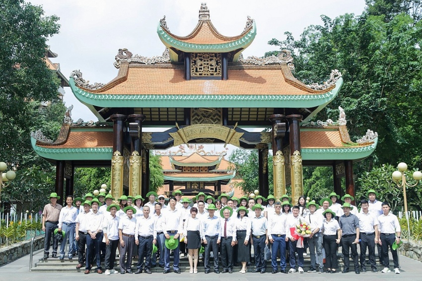 Đoàn đại biểu PVEP chụp ảnh lưu niệm tại khu di tích Đoàn đại biểu PVEP chụp ảnh lưu niệm tại khu di tích