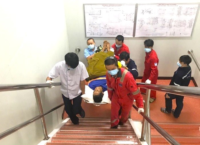Giàn khai thác Hải Thạch cứu ngư dân bị hôn mê sâu trong đêm tối Ánh sáng hy vọng mạnh mẽ giữa trùng khơi
