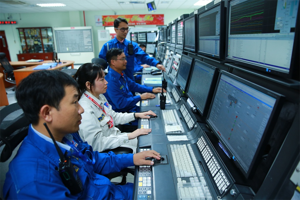 Phụ nữ BSR đang chủ động trong việc ứng dụng công nghệ vào quy trình vận hành và sản xuất, đóng góp quan trọng vào quá trình chuyển đổi số tại doanh nghiệp Phụ nữ BSR đang chủ động trong việc ứng dụng công nghệ vào quy trình vận hành và sản xuất, đóng góp quan trọng vào quá trình chuyển đổi số tại doanh nghiệp