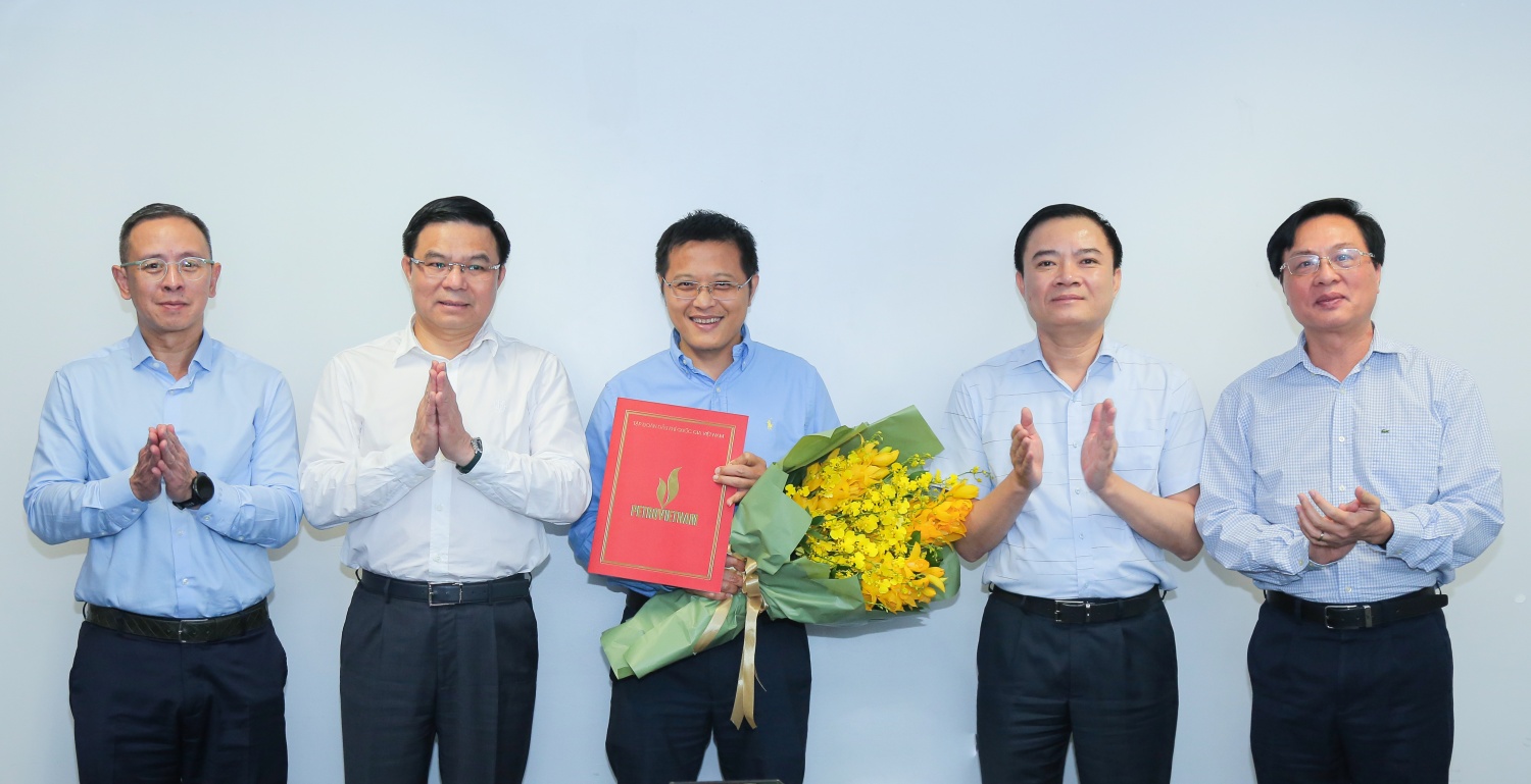 Ông Nguyễn Hồng Thanh được bổ nhiệm Trưởng Ban Công nghiệp khí và Lọc hóa dầu Tập đoàn Ông Nguyễn Hồng Thanh được bổ nhiệm Trưởng Ban Công nghiệp khí và Lọc hóa dầu Petrovietnam