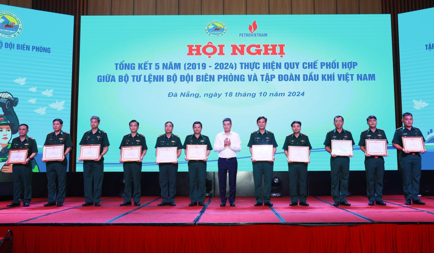 Petrovietnam tổ chức khen thưởng cho tập thể và các cá nhân các đơn vị thuộc Bộ Tư lệnh BĐBP. Petrovietnam tổ chức khen thưởng cho tập thể và các cá nhân các đơn vị thuộc Bộ Tư lệnh BĐBP.