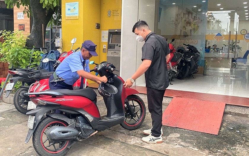 Nhân viên bảo vệ PVcomBank trả lại tiền khách hàng: Không chỉ là trách nhiệm Rất tận tâm trong công việc, anh Pháp luôn chủ động chào hỏi và hỗ trợ khách nhiệt tình