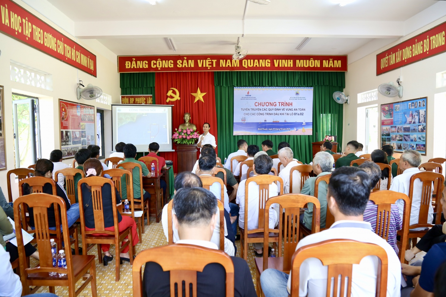 Petrovietnam và Bộ Tư lệnh Bộ đội Biên phòng tuyên truyền bảo vệ an ninh, an toàn các công trình dầu khí tại Lô 01&02 Petrovietnam tuyên truyền về vùng an toàn cho các công trình dầu khí tại lô 01 - 02