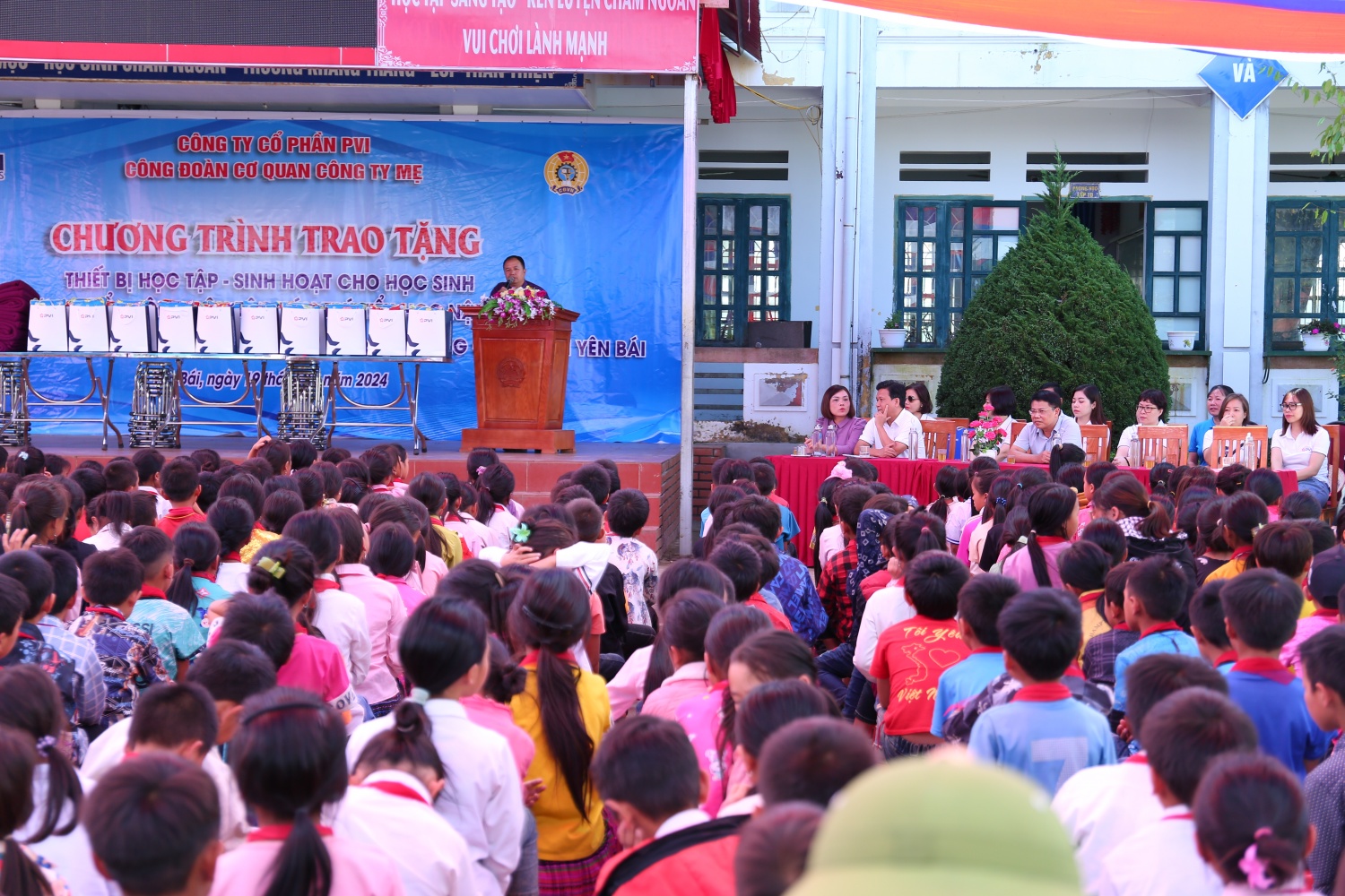 Công đoàn Cơ quan Công ty mẹ Công ty CP PVI thực hiện an sinh xã hội tại Yên Bái Công đoàn Cơ quan Công ty mẹ Công ty CP PVI thực hiện an sinh xã hội tại Yên Bái