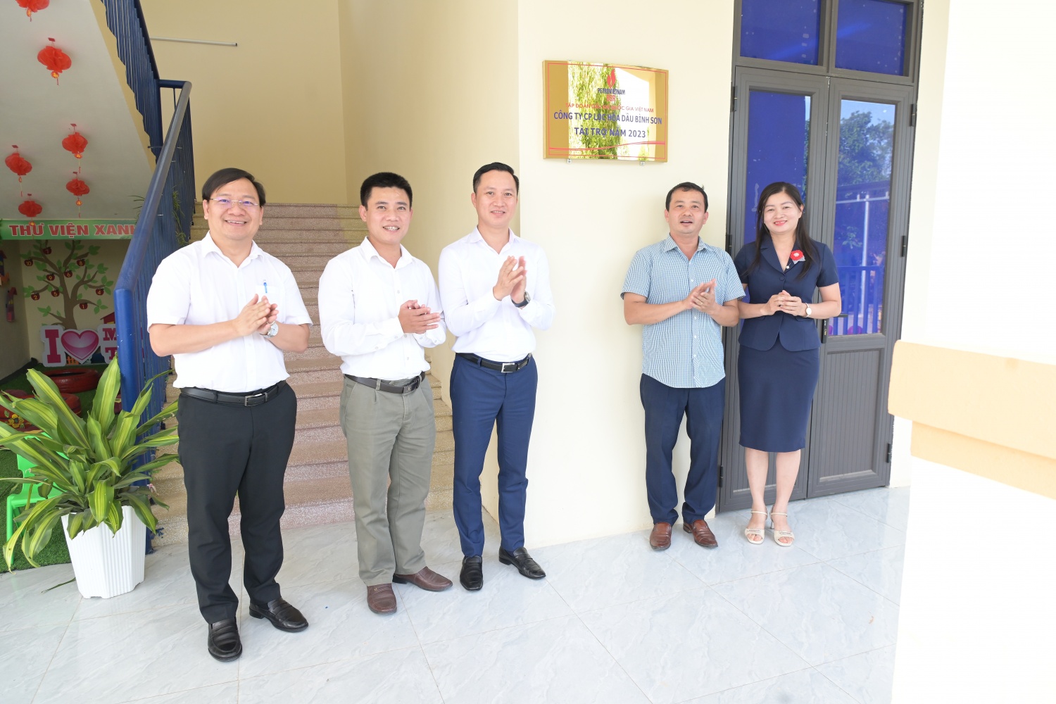 Các đại biểu thực hiện nghi lễ khánh thành, gắn biển công trình Các đại biểu thực hiện nghi lễ khánh thành, gắn biển công trình