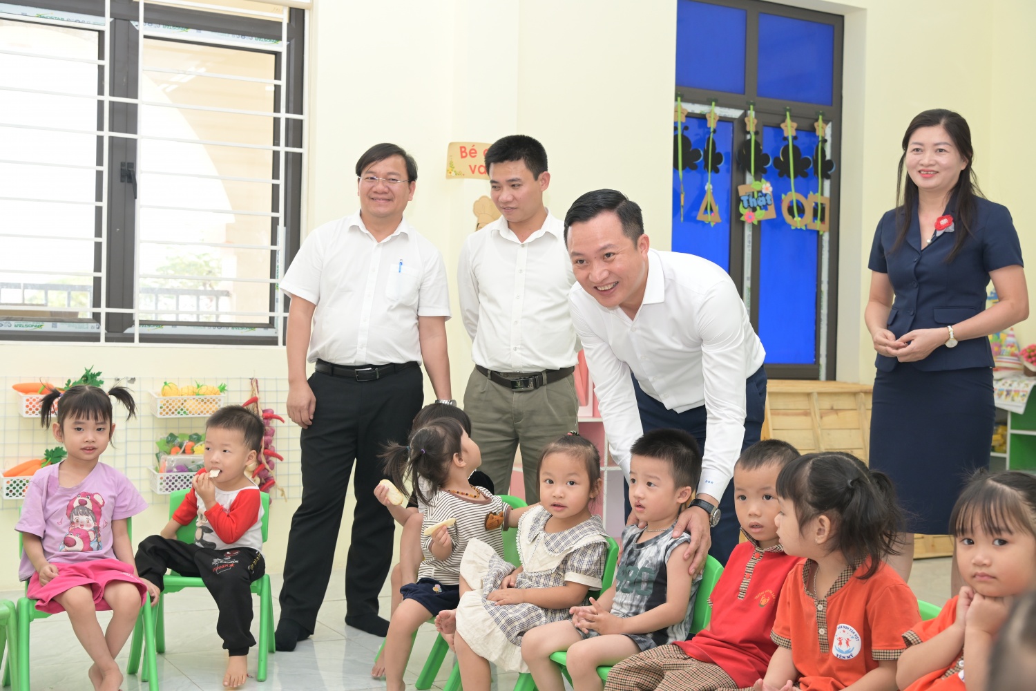 Các đại biểu tham quan lớp học mới khang trang, sạch đẹp Các đại biểu tham quan lớp học mới khang trang, sạch đẹp