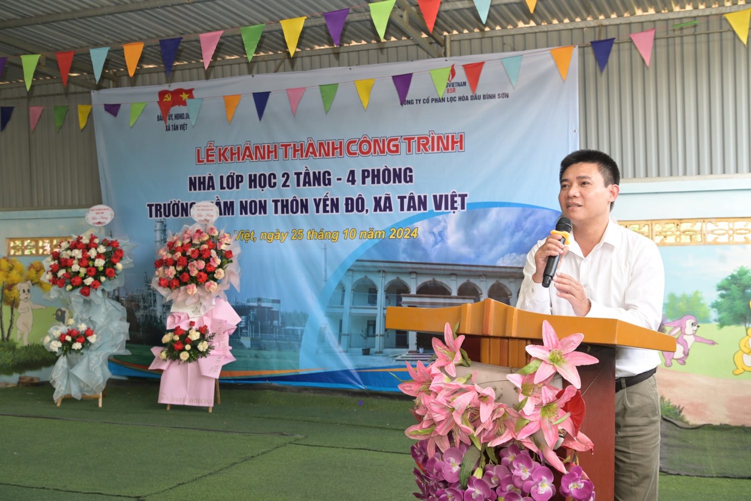 Ông Trần Văn Thành - Phó Bí thư thường trực Đảng ủy, Chủ tịch UBND xã Tân Việt phát biểu Ông Trần Văn Thành - Phó Bí thư thường trực Đảng ủy, Chủ tịch UBND xã Tân Việt phát biểu
